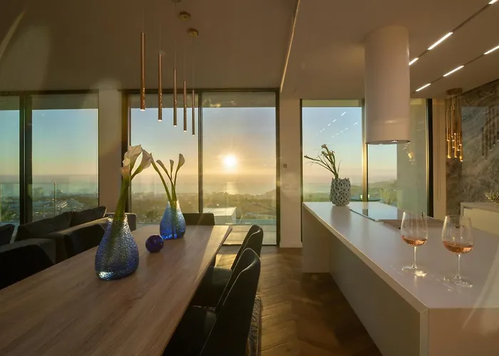 200m New E With Priv/heated Pool, Ocean View.